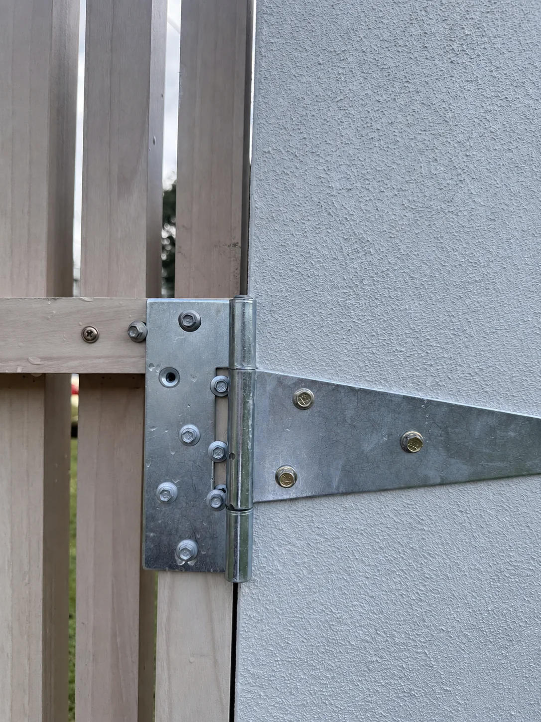 Gate hinge retained with the surrounding pillar surface repaired